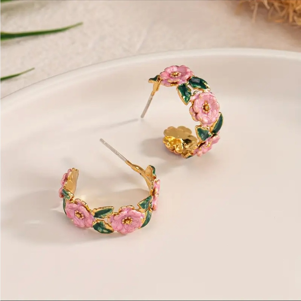 BRAND NEW💐 Vintage Elegant Floral Design C-Shaped Stud Earrings in gold